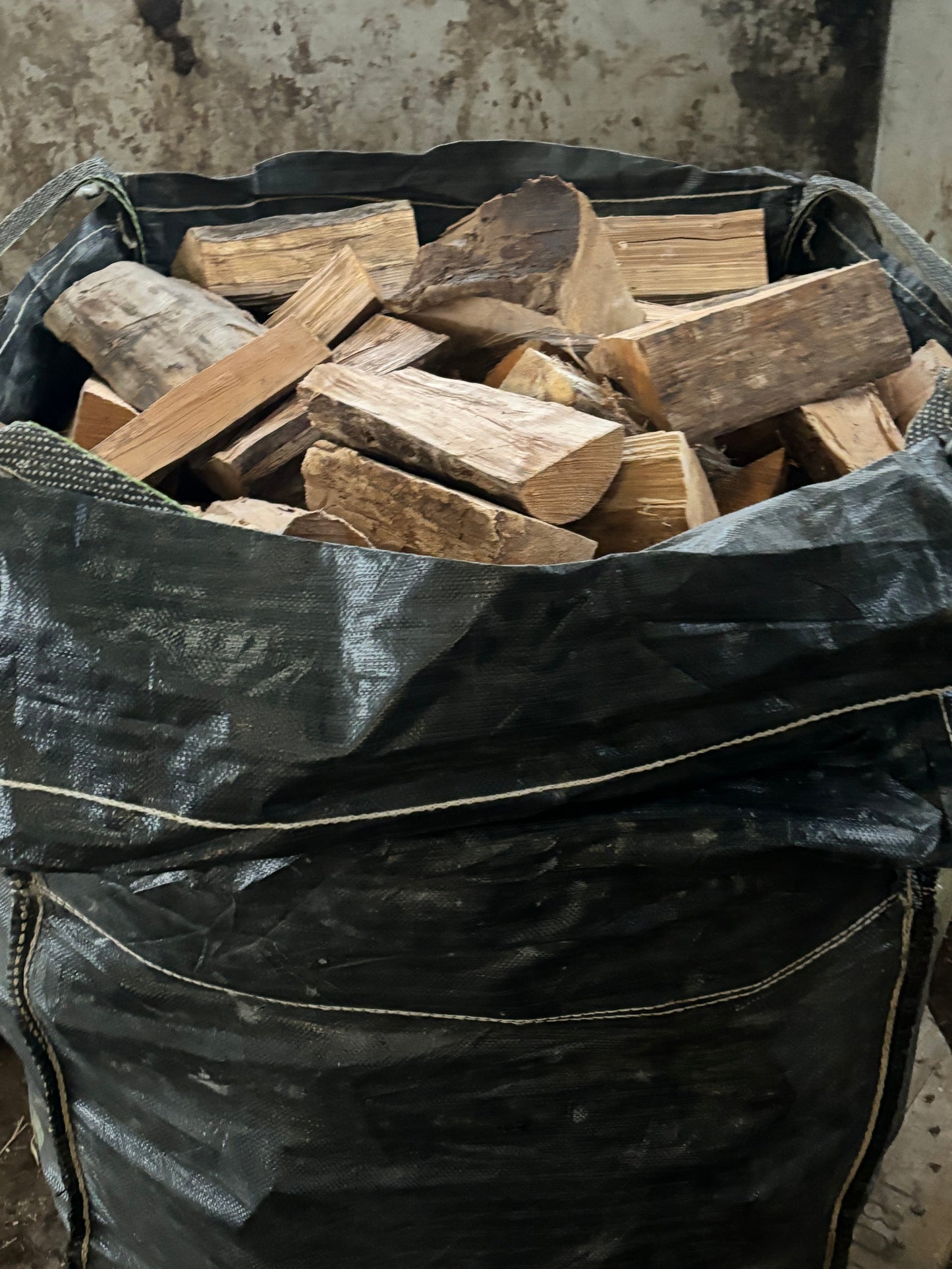 Seasoned bulk bag of logs